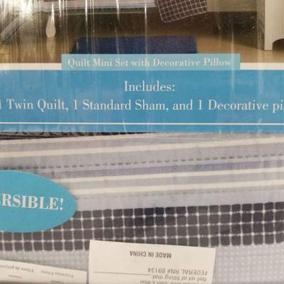 Kids Expressions Twin Quilt Set w/ Sham, Pillow - Reversible, Blue Stripes - New