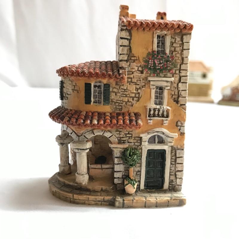 Lot 102 - Lilliput Lane and J. Carlton Dominique Gault Miniature 