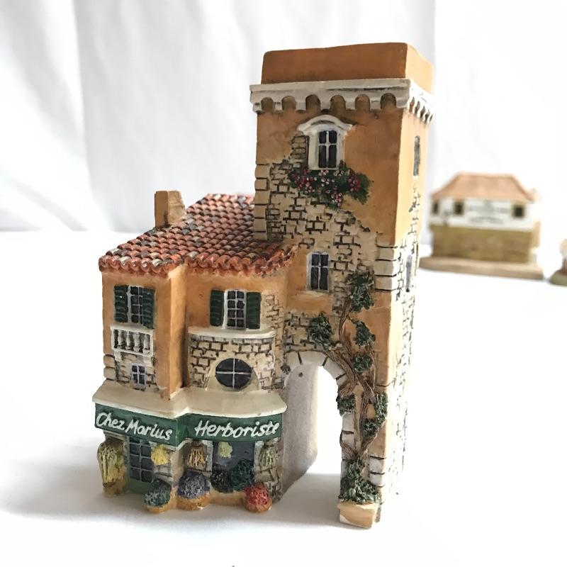 Lot 102 - Lilliput Lane and J. Carlton Dominique Gault Miniature
