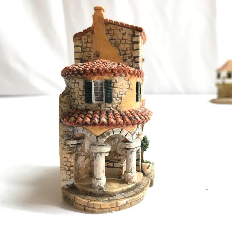 Lot 102 - Lilliput Lane and J. Carlton Dominique Gault Miniature  Masterpieces | EstateSales.org