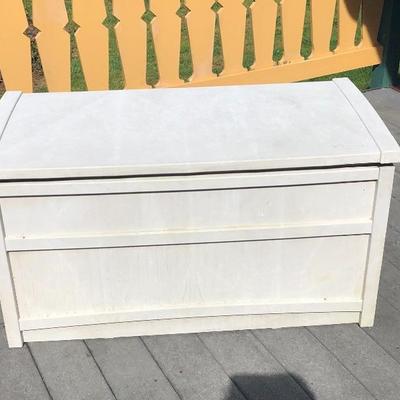 158:  Suncast Outdoor Resin Storage chest 