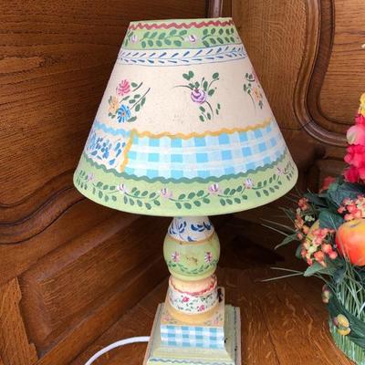 315:  Vintage Chicken Centerpiece with Vintage Country Lamp