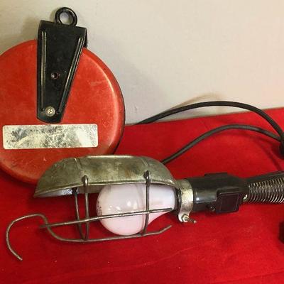 Lot 59 Craftsman Retractable shop light on real