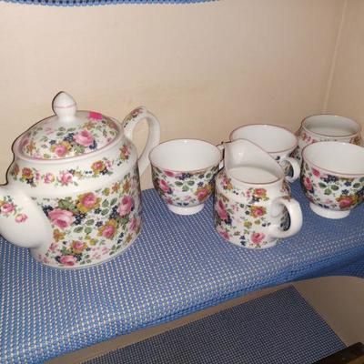 Floral pattern tea set