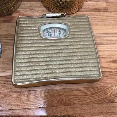098: Vintage Bathroom Items