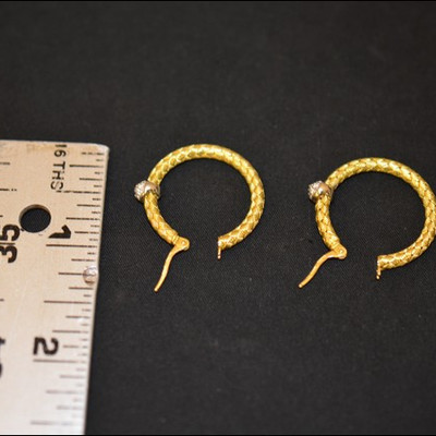 18K gold hoop earrings with diamonds, marked Ital, 5.5 grams, 20 diamonds total