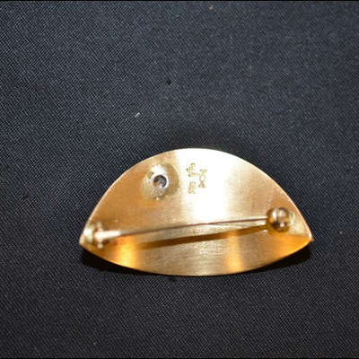 18K studio art leaf pin brooch, 2mm diamond accent, 4.2 gram weight, stamped, 1.