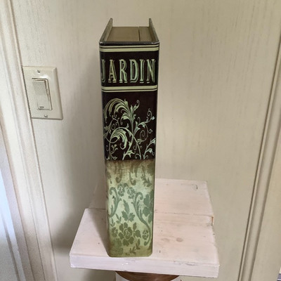 103 Decorative Pedestal with Duck  
