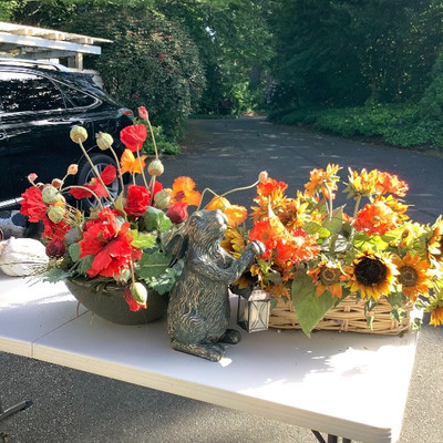 190 Artificial Flower Baskets with Bunny Statue