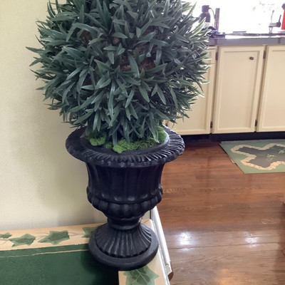 217 Ivy Table and Artificial Plants