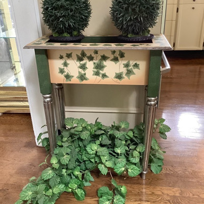 217 Ivy Table and Artificial Plants