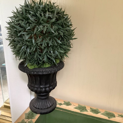 217 Ivy Table and Artificial Plants