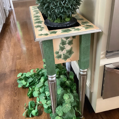 217 Ivy Table and Artificial Plants