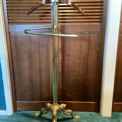 251 Menâ€™s Suit Rack