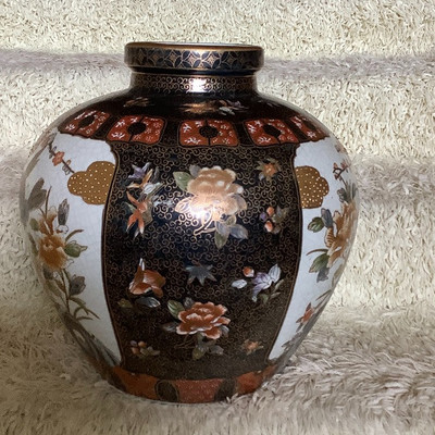 256 Beautiful Oriental Vase