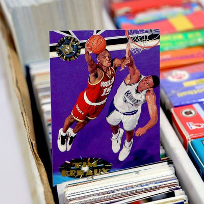 BOX LOT - BASEBALL Basketball Football Hockey 1000+ Cards & Sports Collectibles