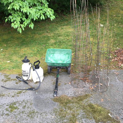 Lot 23 - Spreader, Sprayers and Tomato Cages