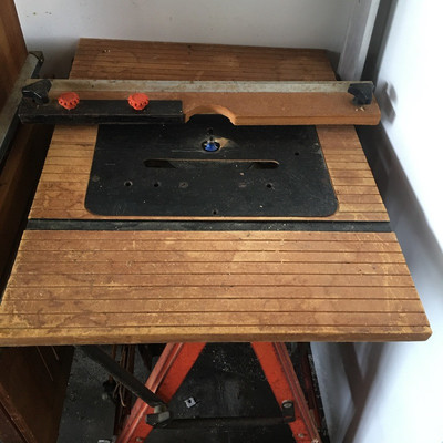 Lot 32 - Router Table and Craftsman Router
