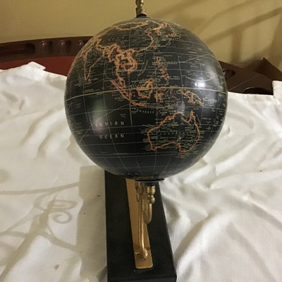 DECORATIVE SPINNING GLOBE