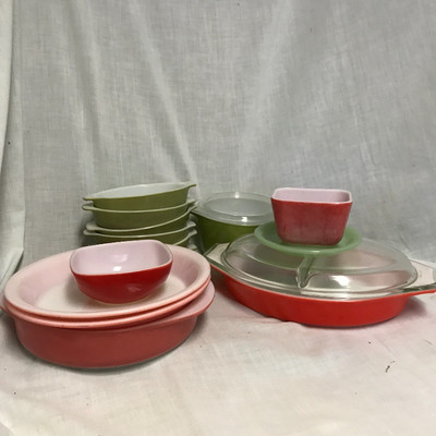 Lot 110 - Vintage Fire King and Pyrex Dishes