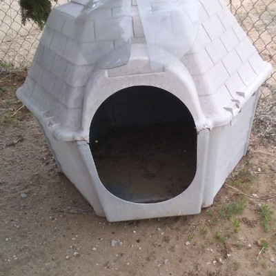 Dog house - Igloo with clear split attachable door