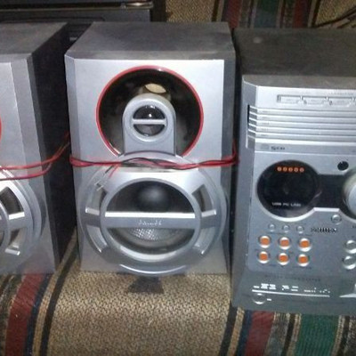 Stereo system - silver, 5 disc CD, two speakers