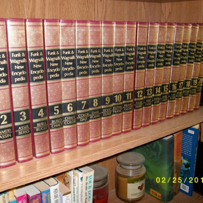 Encyclopedia set - in new condition - Pic 3 of 3