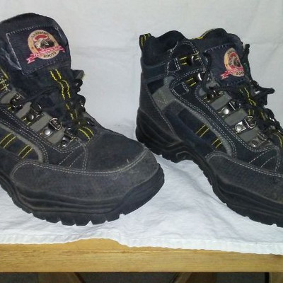 Steel toe work shoes - size 9
