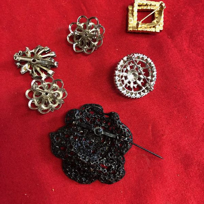 Lot 101 Lot of various costume Jewelry pins