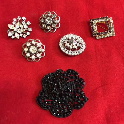 Lot 101 Lot of various costume Jewelry pins
