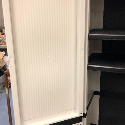 Lot 106 Plastic cabinet with 3 shelf