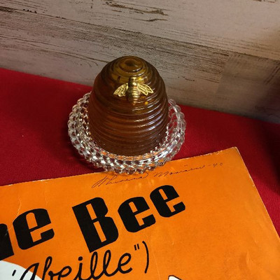 Lot 123 BEE LOT OF MISC BEE ITEMS