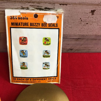 Lot 123 BEE LOT OF MISC BEE ITEMS