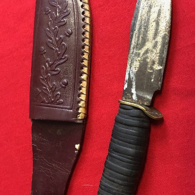 Lot 125 Vintage hunting knife with sheath