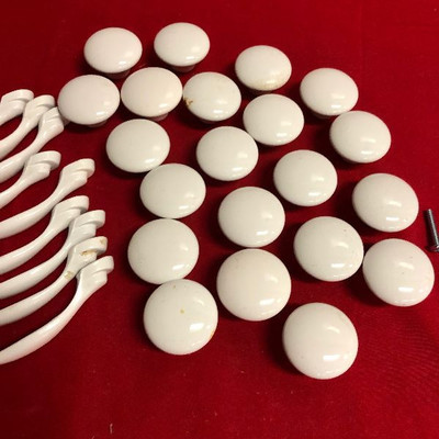 Lot 182 - Used White knobs and pulls