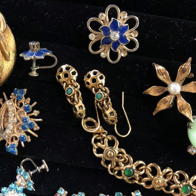 Lot 194 Costume jewelry lot - Bracelet, pins, earrings
