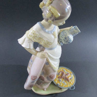 Lladro Girl with Vase retired Piece Mint Condition 9.50