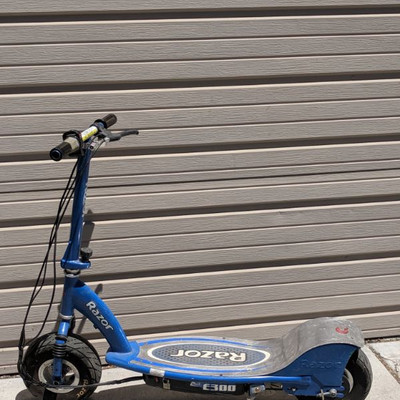 Blue Razor Scooter E300 - No Power, Untested, As-Is