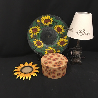 Lot 84 - Sunflower Collection & Lamp