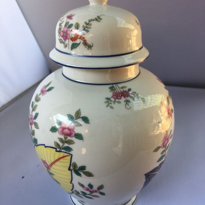 Beautiful vase Tabacco Leaf fine china