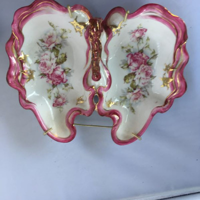 Fine Antique porcelain pair-of-wings-shaped candy dish with handle in middle