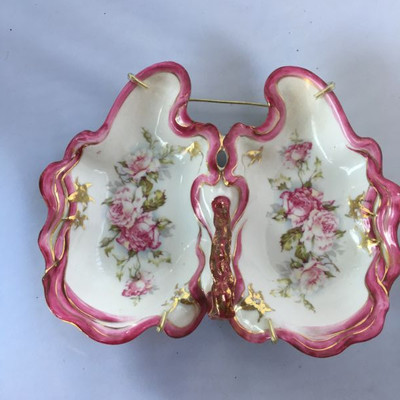 Fine Antique porcelain pair-of-wings-shaped candy dish with handle in middle