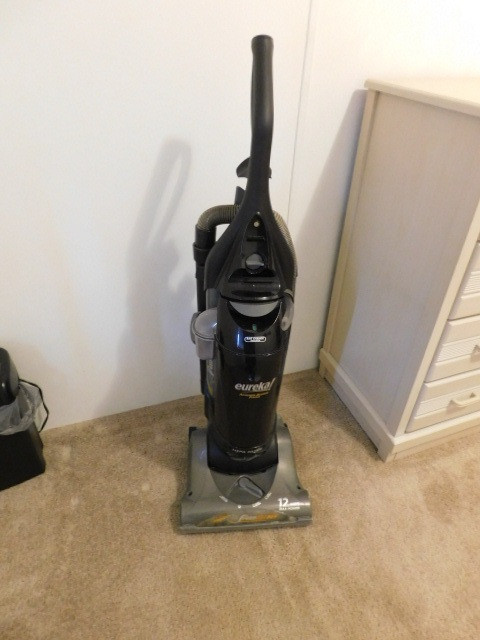 Eureka 12 Amp Electric Stand Up Vacuum Cleaner | EstateSales.org