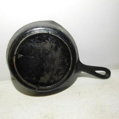 Cast Iron #3 Skillet with 3 Notch Fire Ring