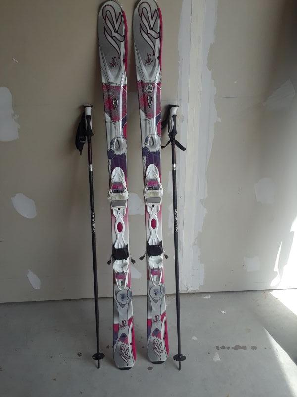 AWESOME SET OF WOMENS SNOW SKIS