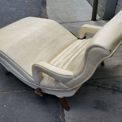 Mid Century 1960s Countour Viverator Chair, Ivory