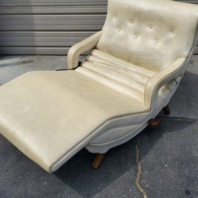 Mid Century 1960s Countour Viverator Chair, Ivory
