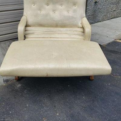 Mid Century 1960s Countour Viverator Chair, Ivory