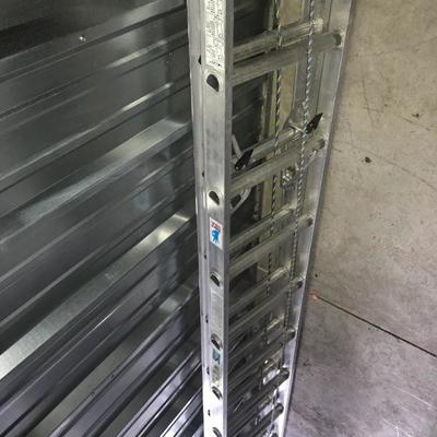 Werner 28Ft Extension Ladder With Ladder Stabilizer