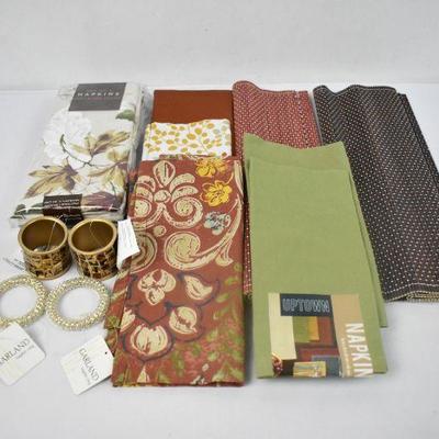 15 Piece Fall Table Decor: 2 Placemats, 4 Napkin Rings, 9 Cloth Napkins - New